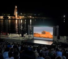 Brindisi riscopre il suo Forte a Mare: grande partecipazione sulla Scalinata Virgilio per l’anteprima del documentario dedicato al Castello Alfonsino