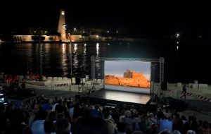 Brindisi riscopre il suo Forte a Mare: grande partecipazione sulla Scalinata Virgilio per l’anteprima del documentario dedicato al Castello Alfonsino
