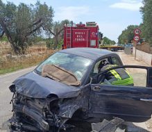Scontro tra due auto sulla SP52: intervengono 118, Vigili del Fuoco e Polizia Locale