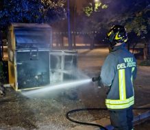 Incendio nella notte a un raccoglitore di abiti usati al Perrino