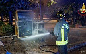 Incendio nella notte a un raccoglitore di abiti usati al Perrino