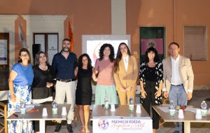 Il Premio “Angelica Pirtoli” riempie Piazza Castello: a Torchiarolo una piazza di memoria, scuola e comunità