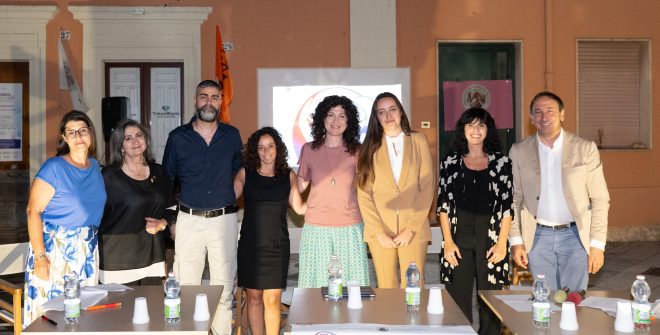 Il Premio “Angelica Pirtoli” riempie Piazza Castello: a Torchiarolo una piazza di memoria, scuola e comunità