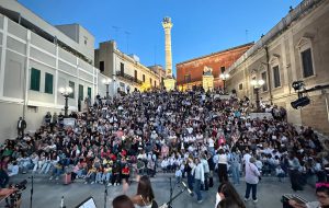Oltre 200 studenti in scena: l’IC Santa Chiara conquista la Scalinata Virgiliana con l’omaggio a Battisti