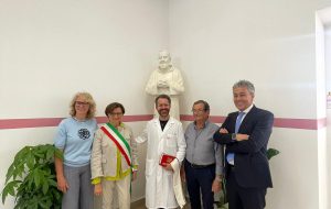 Ospedale Papa Francesco, una statua di Padre Pio realizzata e donata dallo scultore Palmisano