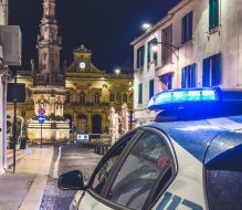 Inseguimento nella notte: auto rubata sperona la volante della Polizia di Stato. Due arresti