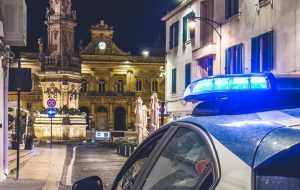 Inseguimento nella notte: auto rubata sperona la volante della Polizia di Stato. Due arresti