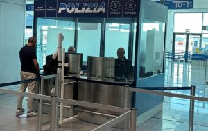 Tre arresti all’aeroporto del Salento: sequestrati documenti falsi destinati all’espatrio