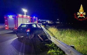 Auto finisce contro il guardrail sulla Statale 379, due feriti