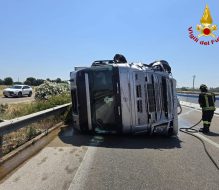 SS 379 bloccata: tir si ribalta, traffico in tilt a Serranova