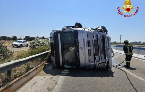 SS 379 bloccata: tir si ribalta, traffico in tilt a Serranova