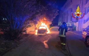 Brindisi, auto in fiamme nella notte al quartiere San Paolo