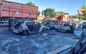 Incendio nella zona industriale di Fasano: distrutte cinque auto, coinvolta anche una vettura elettrica