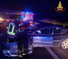 Incidente nella notte sulla Statale 7, un’auto finisce fuori strada: intervengono Vigili del Fuoco, 118 e Polizia Stradale