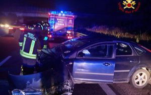 Incidente nella notte sulla Statale 7, un’auto finisce fuori strada: intervengono Vigili del Fuoco, 118 e Polizia Stradale