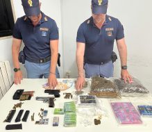 In casa 6 kg di droga ed armi abusive: un arresto a Villa Castelli