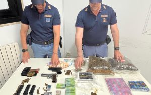 In casa 6 kg di droga ed armi abusive: un arresto a Villa Castelli