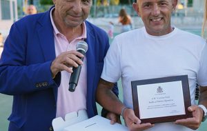 Il Comune di Brindisi rende omaggio al maestro Carmine Iaia: consegnata una targa di riconoscimento per l’impegno nello sport e nel sociale