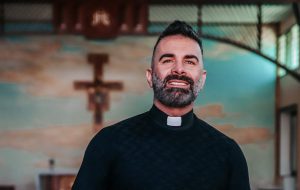 Custodi della Luce: l’app di Don Cosimo Schena che unisce fede e psicologia per il benessere quotidiano