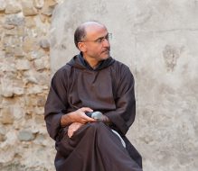 Ostuni “Frate Francesco. Percorsi di Pace”: una serata dedicata agli 800 anni dalla morte del Santo di Assisi con Fra Pietro Maranesi