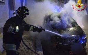 Auto a fuoco in Via Papini: intervengono Vigili del Fuoco e Forze dell’Ordine