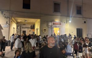 Brindisi, Piazza Mercato ritrova vitalità con l’apertura della gelateria “TANTO”