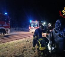 Incidente nella notte sulla SP54: due giovani coinvolti, intervengono vigili del fuoco, 118 e carabinieri