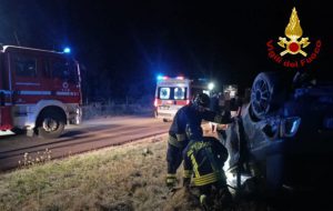 Incidente nella notte sulla SP54: due giovani coinvolti, intervengono vigili del fuoco, 118 e carabinieri