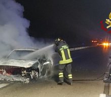 Auto in fiamme sulla SS 379 nei pressi di Costa Merlata: intervento dei vigili del fuoco