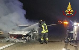 Auto in fiamme sulla SS 379 nei pressi di Costa Merlata: intervento dei vigili del fuoco