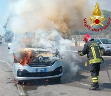 Furgone in fiamme nei pressi dell’aeroporto del Salento: intervengono i Vigili del Fuoco