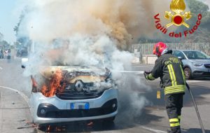 Furgone in fiamme nei pressi dell’aeroporto del Salento: intervengono i Vigili del Fuoco