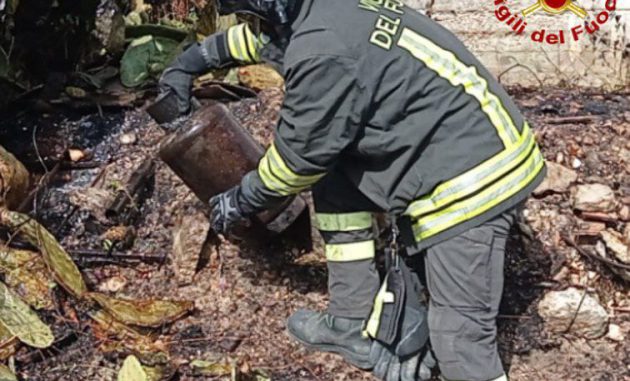 Incendio vicino al passaggio a livello, sospesa temporaneamente la circolazione ferroviaria