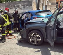 Erchie, scontro tra due auto all’incrocio: nove persone affidate alle cure del 118