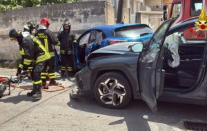 Erchie, scontro tra due auto all’incrocio: nove persone affidate alle cure del 118