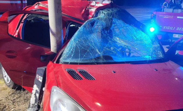 Incidente nella notte in via Punta Penne: tre feriti estratti dall’auto dai vigili del fuoco