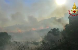 Brindisi, vasto incendio di vegetazione nella zona industriale: Vigili del Fuoco al lavoro