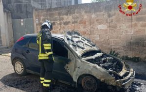 Villa Castelli, incendio di un’autovettura: intervento dei vigili del fuoco