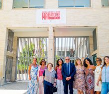 “Contro la violenza sulle donne, mai bandiera bianca”, da oggi e in permanenza lo ricorda  uno striscione sulla facciata del Comune e della sede dei Servizi sociali