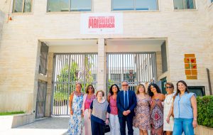“Contro la violenza sulle donne, mai bandiera bianca”, da oggi e in permanenza lo ricorda  uno striscione sulla facciata del Comune e della sede dei Servizi sociali