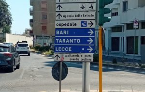 La segnaletica ingannevole che ti regala un giro in città. Di Vincenzo Albano