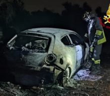 Auto in fiamme nella notte a Francavilla Fontana: distrutta un’Alfa Romeo MiTo