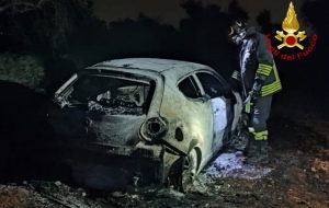 Auto in fiamme nella notte a Francavilla Fontana: distrutta un’Alfa Romeo MiTo