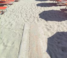 Lido multato perché non garantisce l’accesso al mare ai disabili