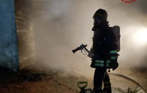 Brindisi, incendio nell’ex dormitorio di via Provinciale San Vito: intervengono i Vigili del Fuoco