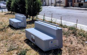 Il rifiuto da spazzamento stradale trasformato in dieci panchine collocate oggi  nel parco giochi del Quartiere Minnuta e nel Parco del Cillarese