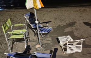 Ombrelloni e lettini lasciati sulla sabbia per riservarsi il posto in prima fila: la Guardia Costiera dice basta
