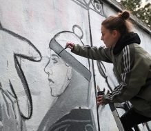 Dalla ferita alla memoria: a Ostuni live painting per raccontare la Xylella