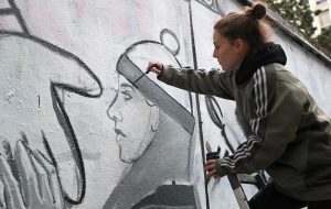 Dalla ferita alla memoria: a Ostuni live painting per raccontare la Xylella