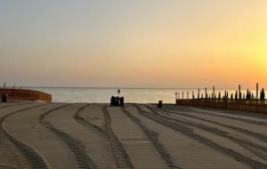 Rifiuti sulle spiagge libere, fine settimana complicato: cestini pieni e cumuli di spazzatura. Tecknoservice al lavoro all’alba